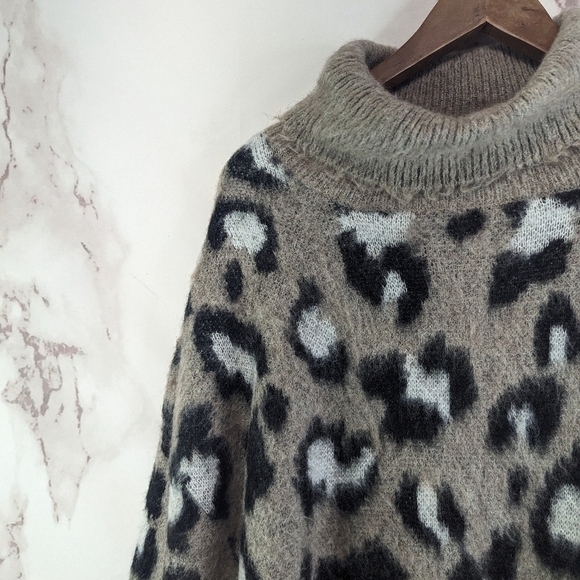 World Market Sweater Womens Oversized Brown Leopard Cheetah Tunic Pullover - Picture 2 of 11